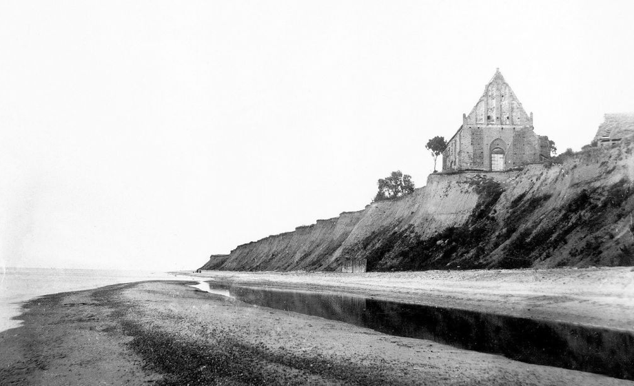 Ruiny gotyckiego kościoła w Trzęsaczu na klifie nad Bałtykiem