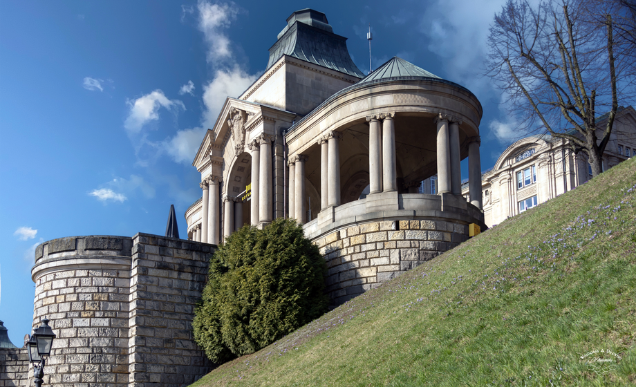 Wały Chrobrego w Szczecinie - widok na budynki z neoklasycznymi kolumnami