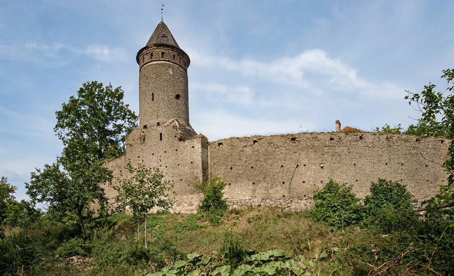 Średniowieczna baszta i ceglane mury obronne w Pyrzycach