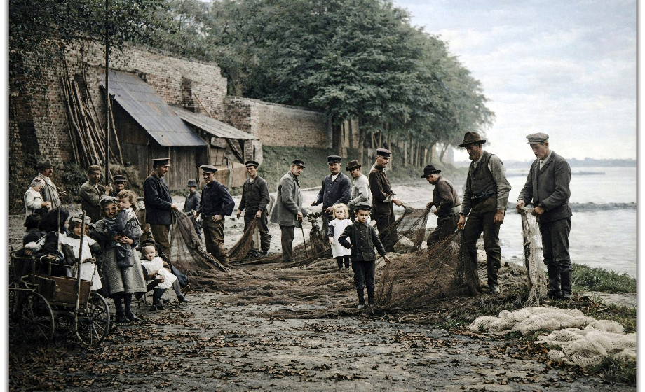 Historyczna fotografia rybaków nad wodą na tle ceglanych murów